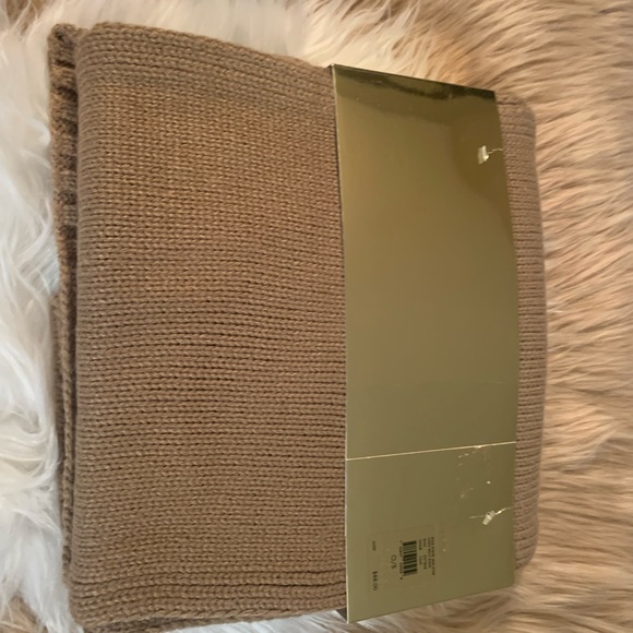 MICHAEL KORS HAT AND SCARF SET. - Picture 4 of 4